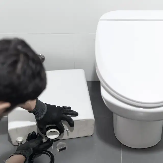 Pose d'une cuvette sur pied pour une installation salle de bain à Dammartin